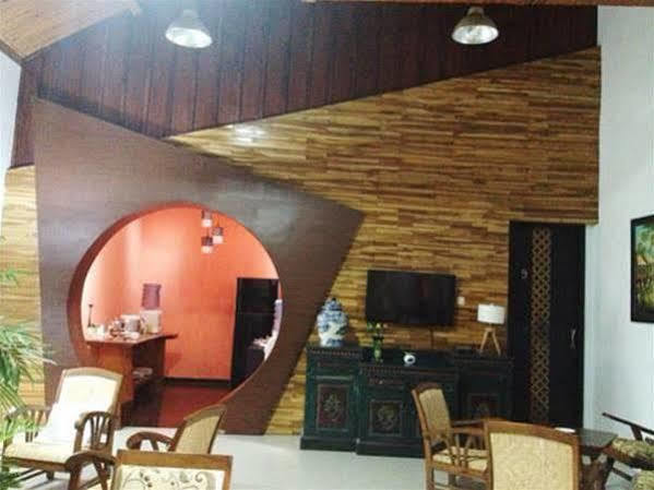 Puri Minggiran Guesthouse Yogya Yogyakarta Exteriör bild